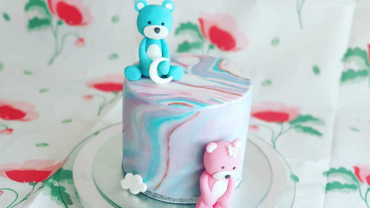 Layer cake effet marbré à la pâte à sucre.