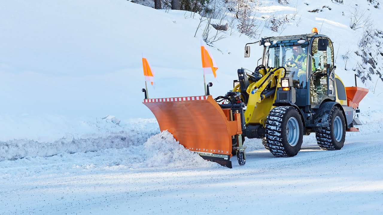 Radlader im Wintereinsatz: Schneepflug und Schneefräse | Wacker Neuson