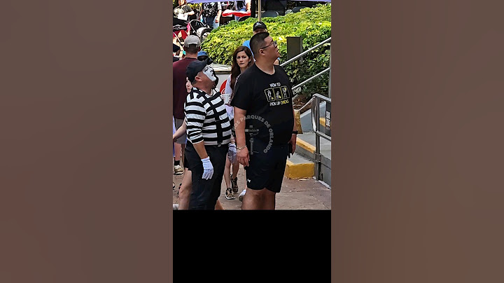 The mime Tom imitating this lost man 😂🤣 #tomthemime #seaworldmime #seaworldorlando