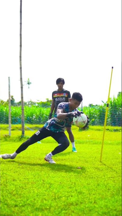 Tips latihan buat kiper pemula,, cara jatuhan biar ga sakit!! #shorts