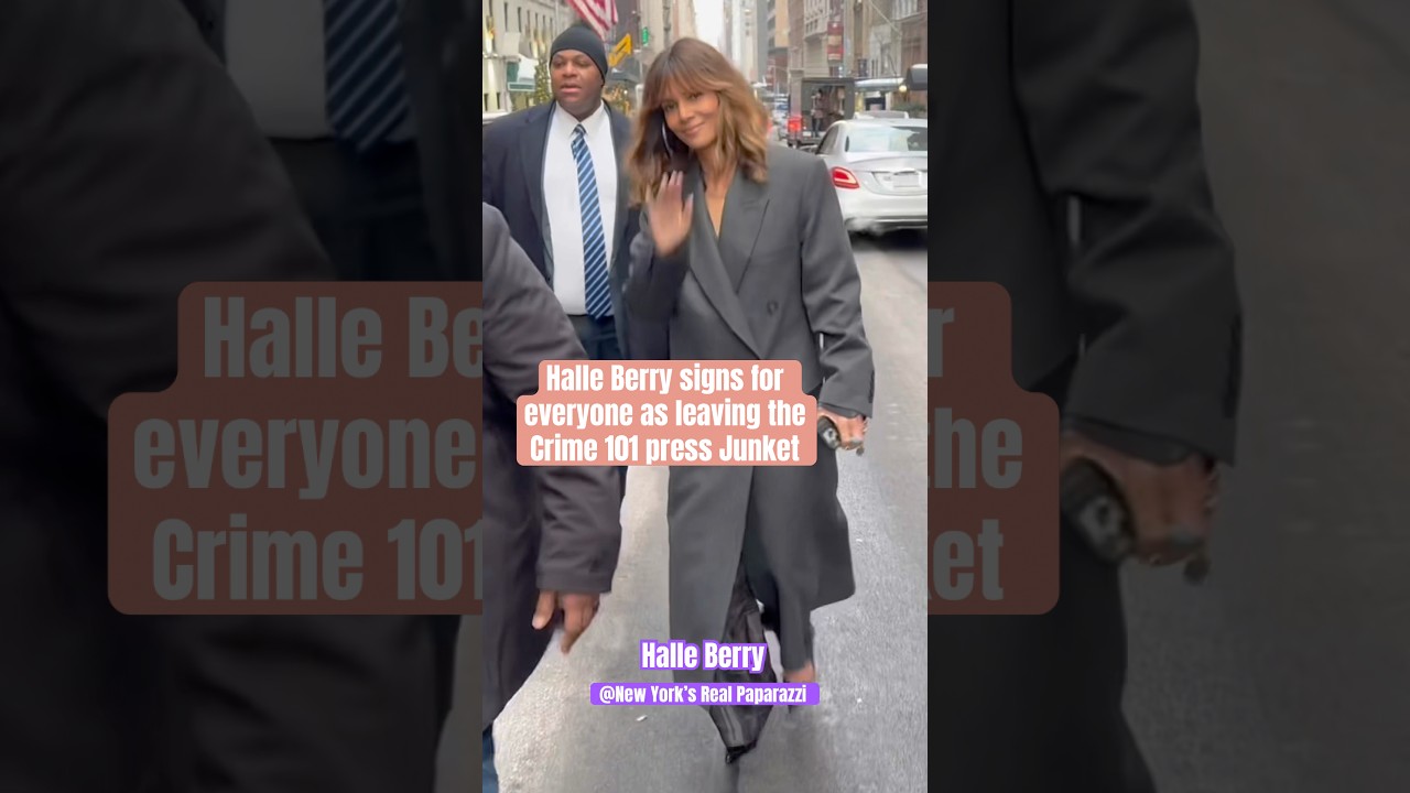 Халле Берри машет рукой, покидая пресс-конференцию сериала «Криминал 101» 