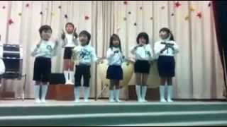 Hiromi chan and classmates singing Chiisana Sekai in Seikatsu Resimi