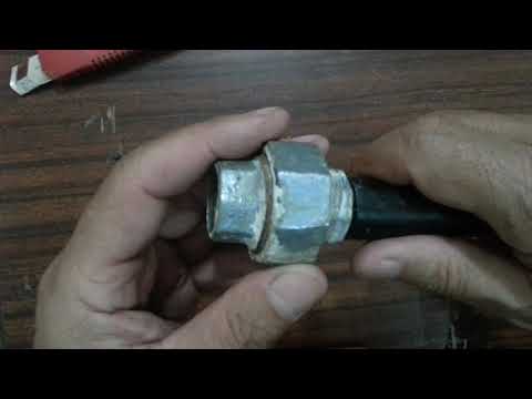 كيفية اصﻻح كسر الصوندة اﻻبﻻستيكية مال الماء الرئيسي للبيت وكيف تستخرج لها سن