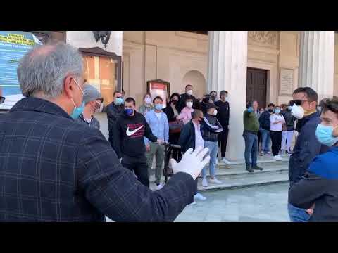 Manifestazione Bari - YouTube