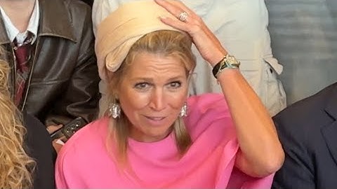 Oeps! Koningin Máxima verliest hoed bijna tijdens spontane groepsfoto 