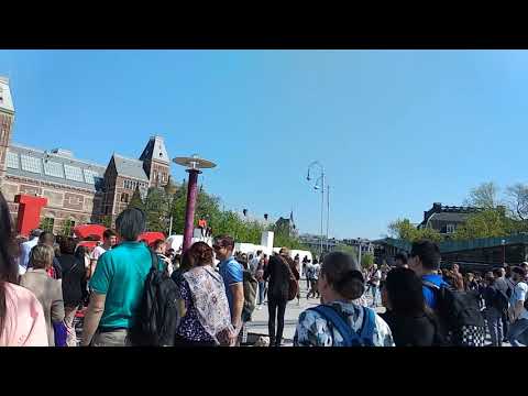 Video: Endast I Amsterdam: En Surrcirkus Kommer Till Stan