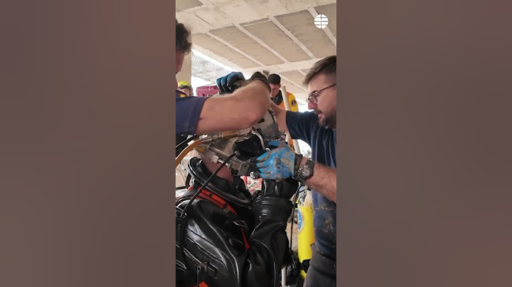 Un buzo de la Armada busca desaparecidos en un bajo en Massanassa #valencia #dana