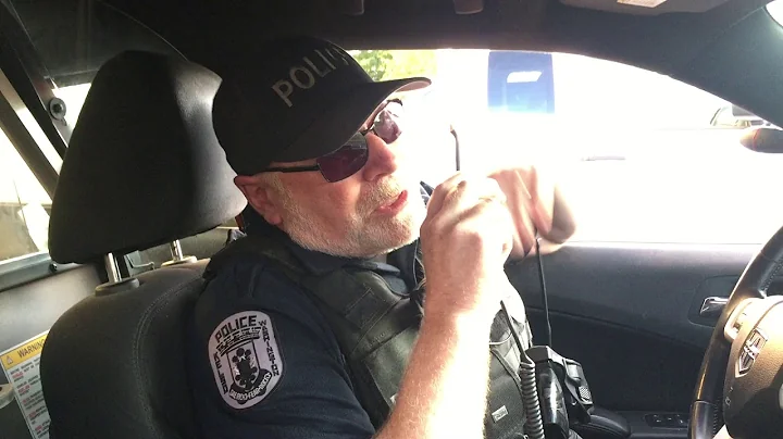 Cop's Final Sign-off after 39-year Career - DayDayNews