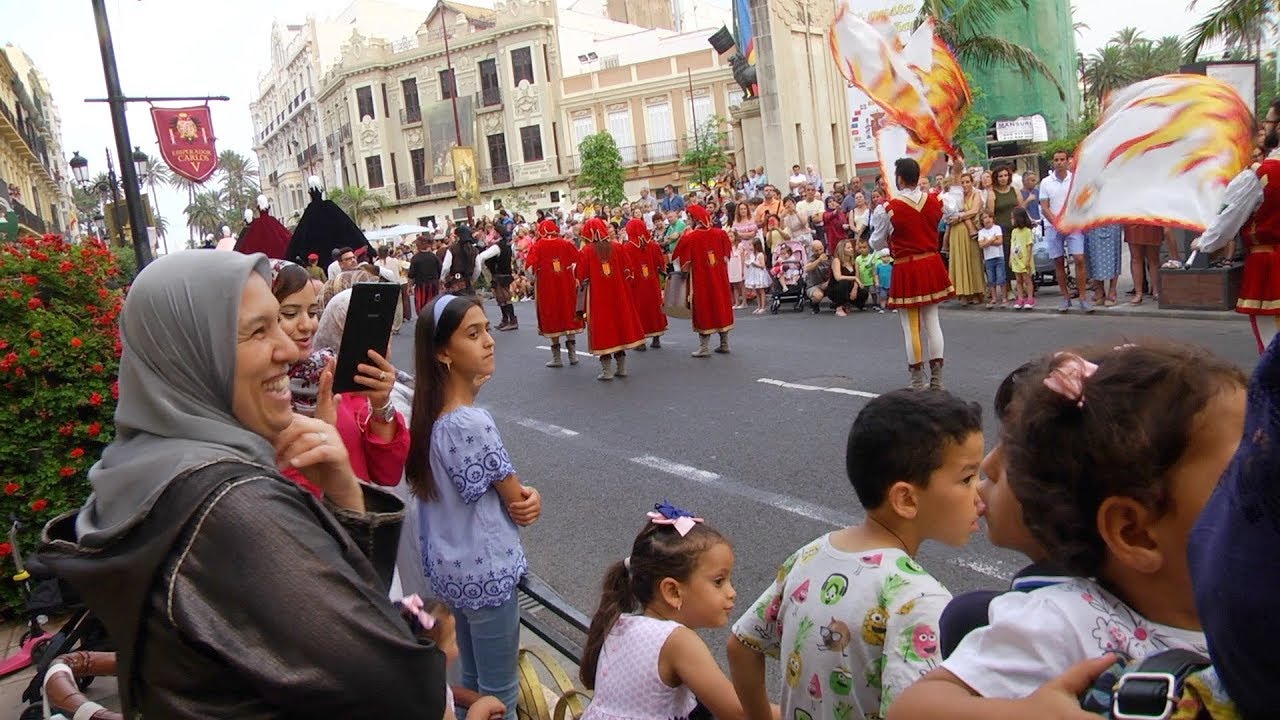 Los melillenses disfrutan del pasacalles renacentista