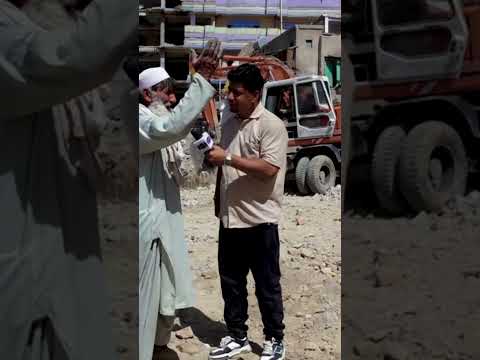 مرد کهن سال و جمع آوری هیزم از جاده ها Shorts