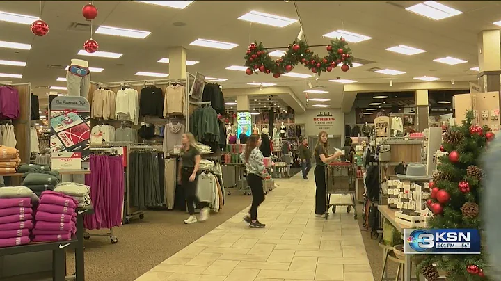 Last-minute shoppers squeeze in holiday buys
