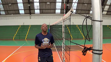 Como é praticado o vôlei sentado?