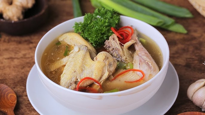 Semangkuk sup ayam jahe hangat dengan potongan ayam lembut dan irisan jahe segar, cocok dinikmati saat cuaca dingin