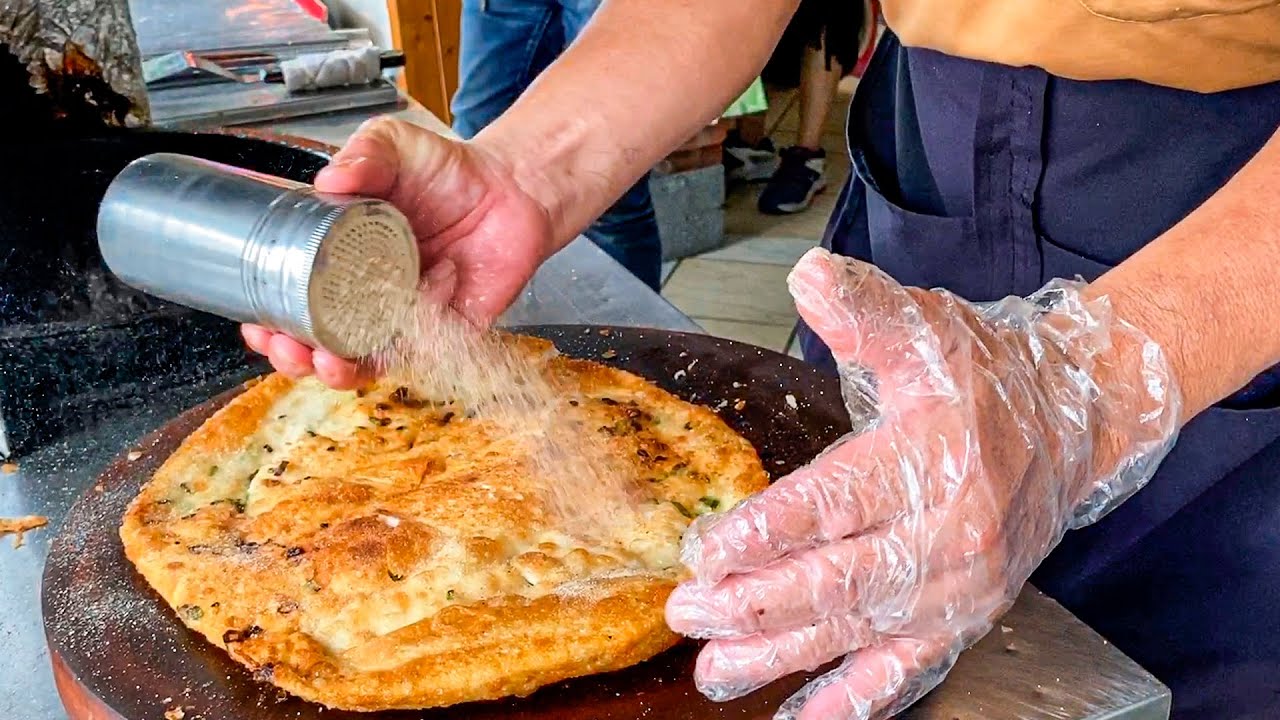 ⁣Taiwan Street Food - Mazu Scallion Pancake - Taiwanese Crispy Scallion Pizza / 鹽埕區馬祖蔥油餅