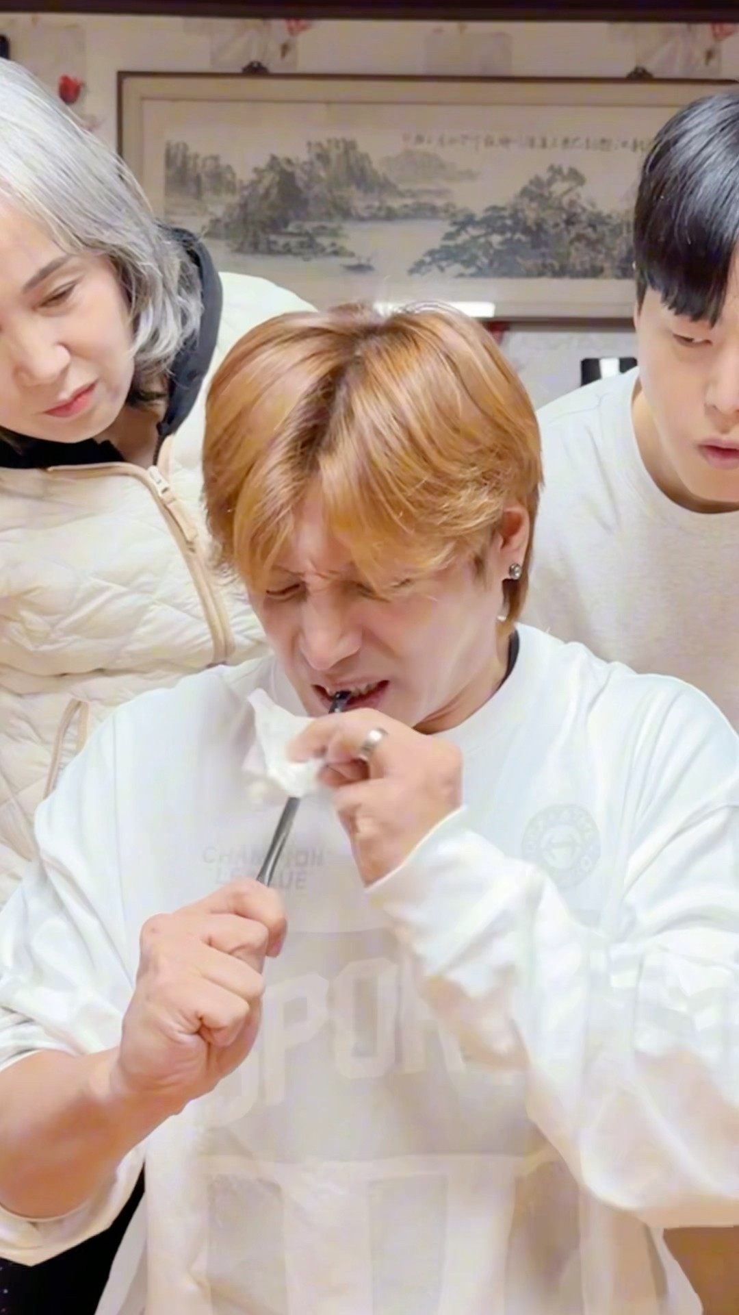 미친듯이 비비면⁉️? Straw Challenge ​⁠(with @FunnyCam)