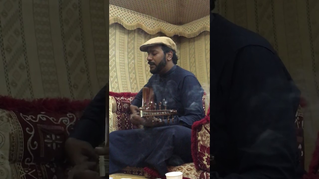 الفنان فيصل العمري يغني قصيدة عبدالباري شيء يطل الآن