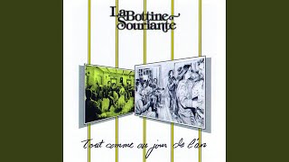 Video thumbnail of "La Bottine Souriante - La poule à Colin"