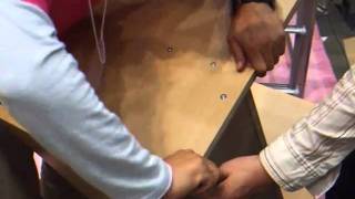 六角レンチでのネジ締め