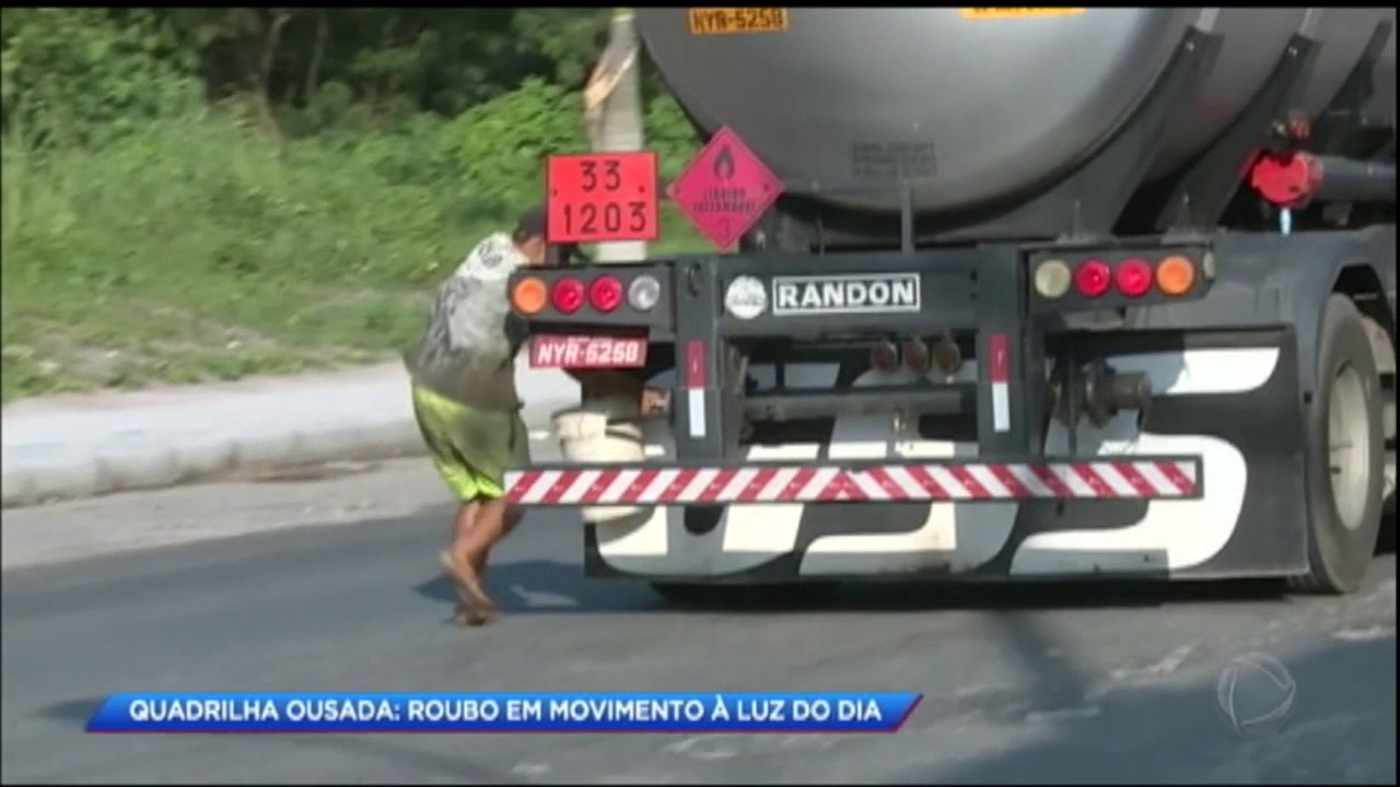 Quadrilha rouba combustível com o caminhão em movimento