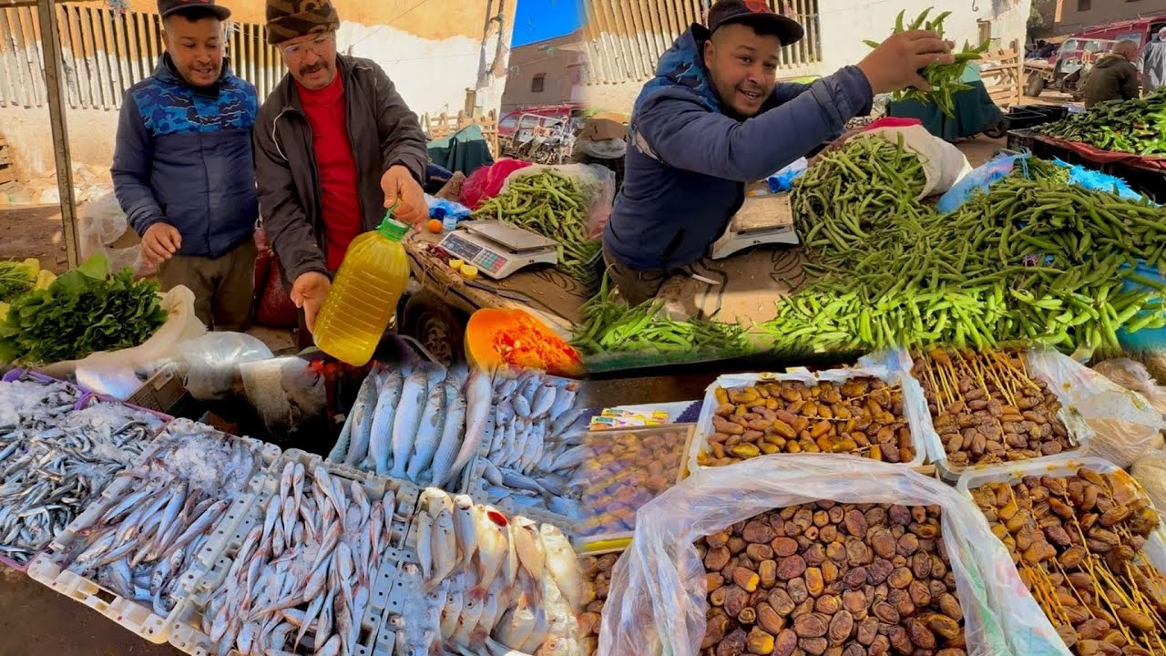   قبل يوم لشهر رمضان اقبال كبير على الخضر والاسماك والفواكه بسوق وجدة 18/2/2026