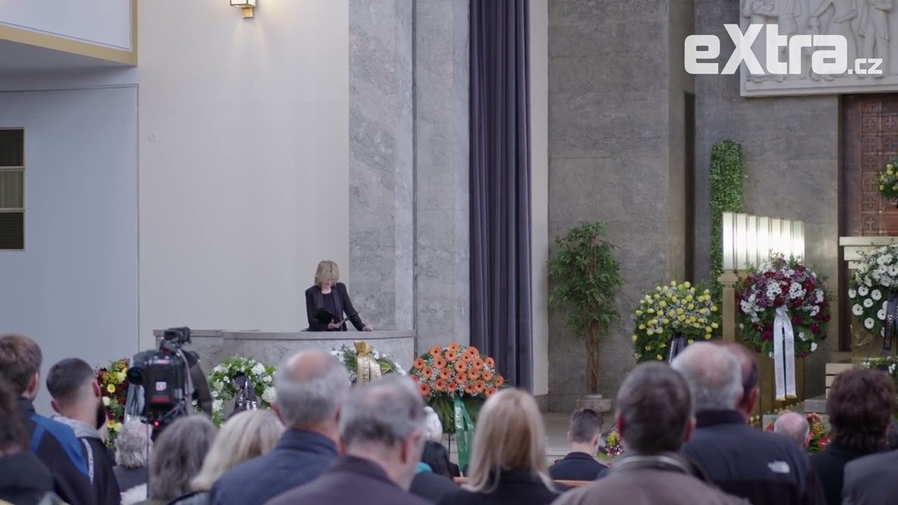 Nejdojemnější okamžiky pohřbu Josefa Somra: Jan Kačer na vozíku i vzkaz od dětí