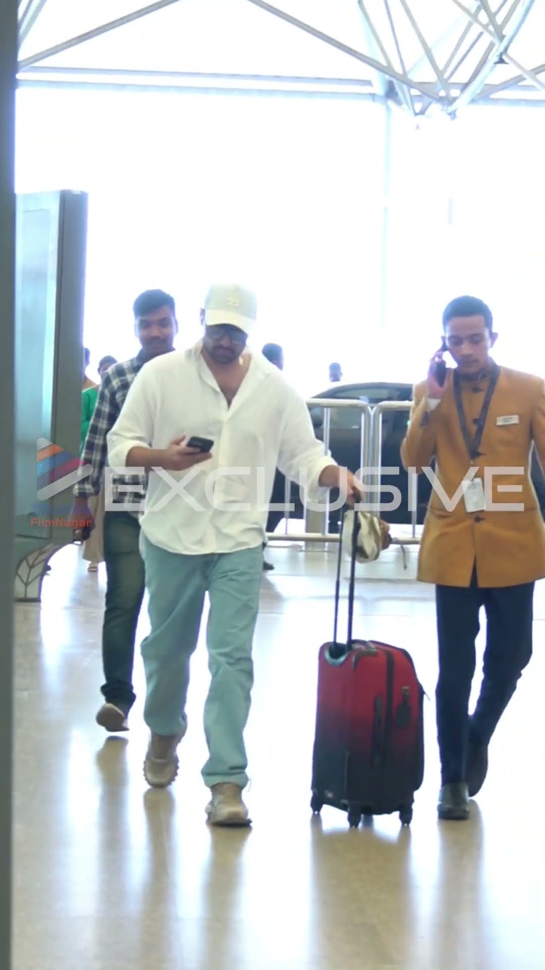 హైదరాబాద్ ఎయిర్‌పోర్ట్‌లో క్లాస్ లుక్‌తో ఉస్తాద్ రామ్ పోతినేని ? | #RamPothineni | #RAPO | #Shorts