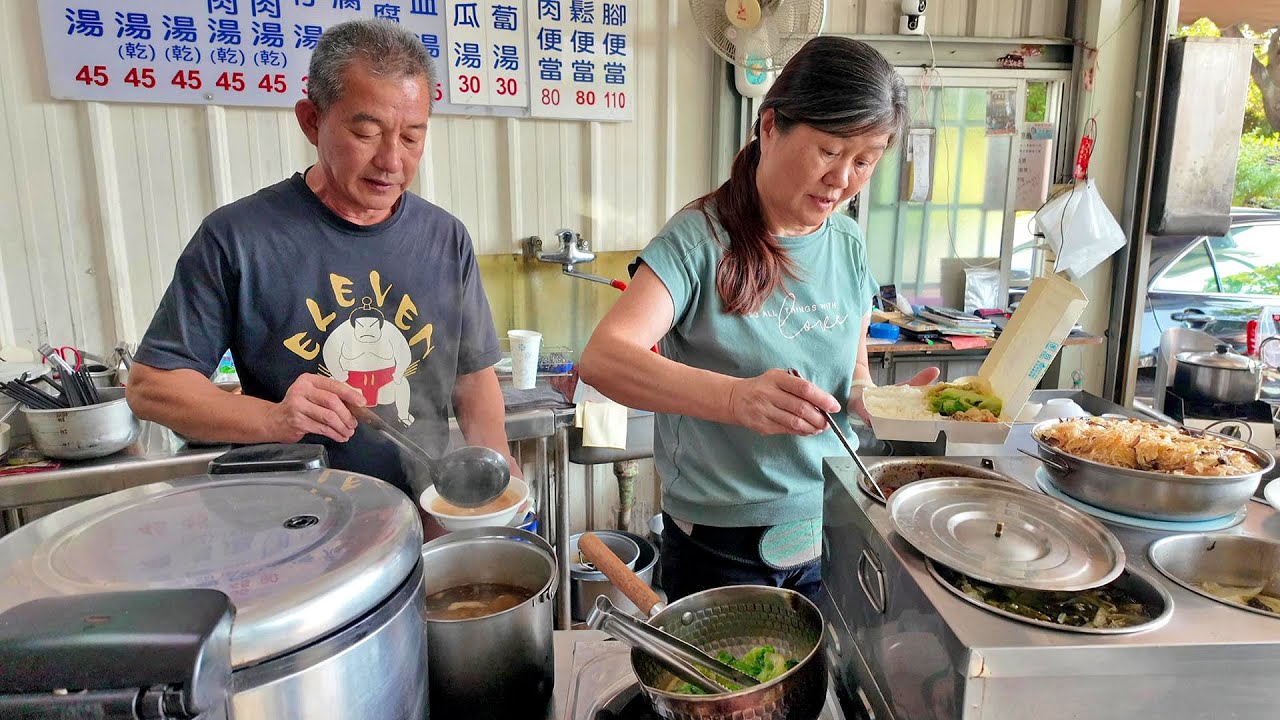 台中美德街隱藏小店！親切又熱情的老夫妻-堂益炒麵魯肉飯-台中美食/Fried Noodles & Minced Pork Rice-台灣街頭美食