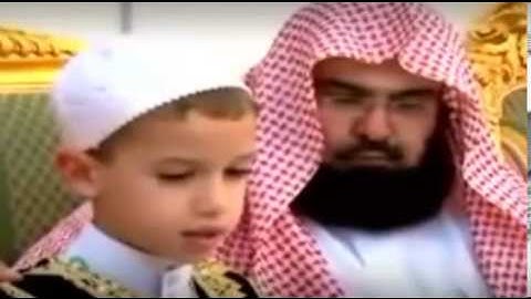 مؤثر الشيخ السديس يبكي من تلاوة طفل