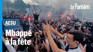 Fumigènes, chants... les Ultras du PSG acclament Mbappé au pied du Parc des Princes