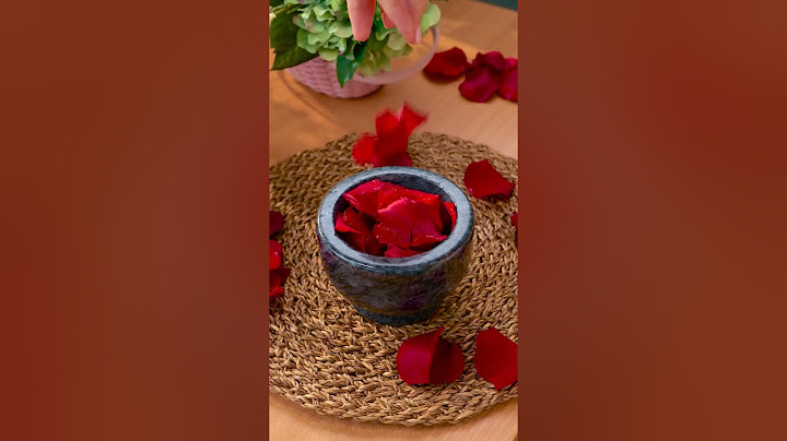 She turned flowers into lipstick! 💄🌺🌿 #naturalbeauty #diymakeup
