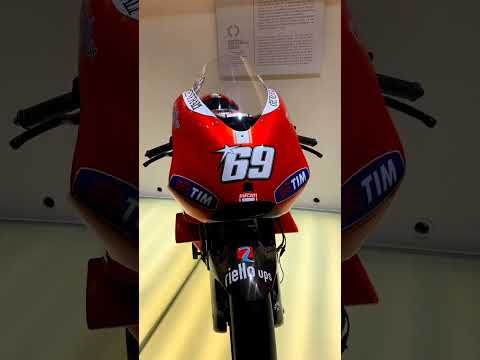 Video: Никки Хейден Ducati GP10 үлгүсүн көрсөттү