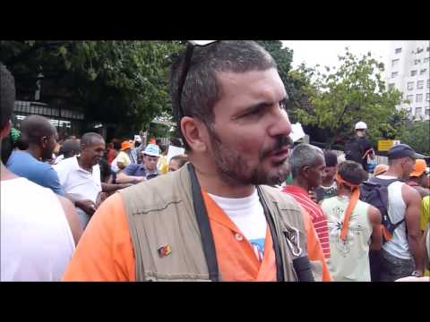 Entrevista com o chargista Carlos Latuff durante ato de protesto dos Garis do Rio em 08/03/2014