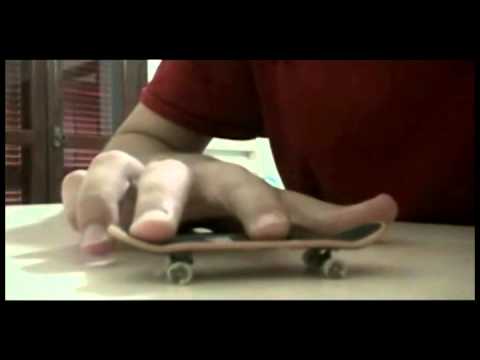 Como dar um Kickflip em skate de dedo