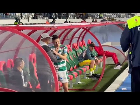 عبد الكريم باعدي يواسي لاعبي فريق حسنية أكادير بعد الخسارة امام الرجاء الرياضي بهدف دون رد