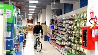 Rubo una bicicletta al centro commerciale