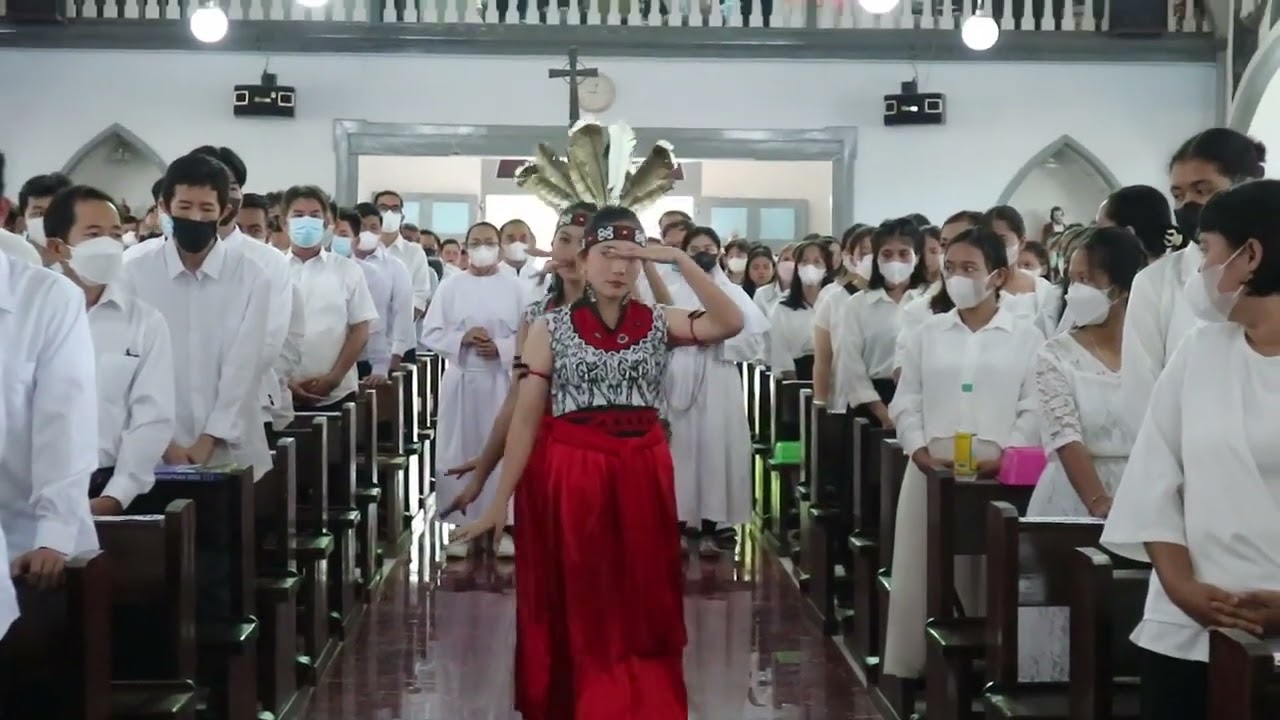 Tari Dayak Perarakan Misa Ulang Tahun Gereja Katolik Kristus Raja Sambas ke-109