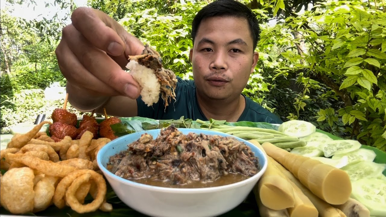 ป่นกบนัวๆแคบหมูกรอบๆตูดไก่ย่างอร่อยแกล้มผักสดๆแซ่บหลาย - YouTube