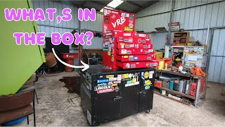 What An Australian Diesel Mechanic Keeps In His Toolbox