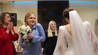 Невеста бросает свадебный букет подружкам