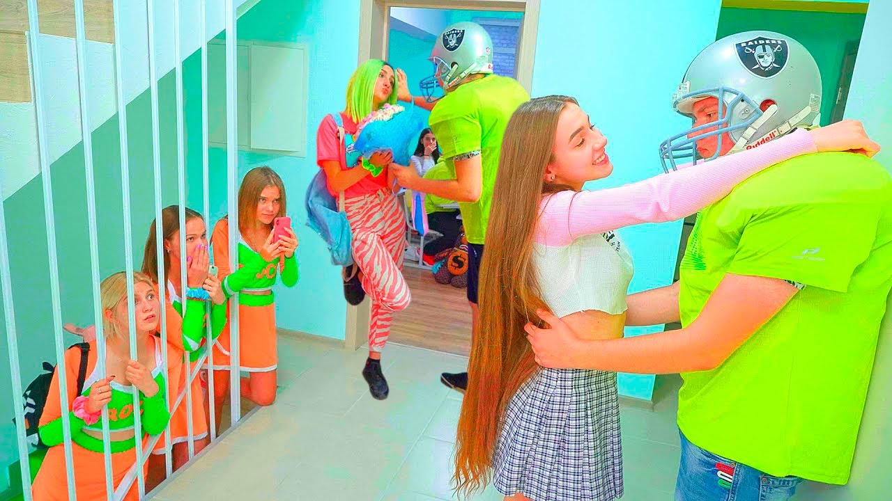 ШТА ДИАНА РАДИ У ШКОЛИ ТОКОМ ЧАСОВА? 👀 Фото за Смајл и нови пар 💑💥