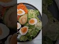 Le dîner de ce soir. une salade composée