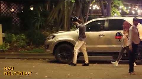 Clip Kelvin Khánh lái xe phân khối lớn rước Khởi My về nhà sau lễ cưới