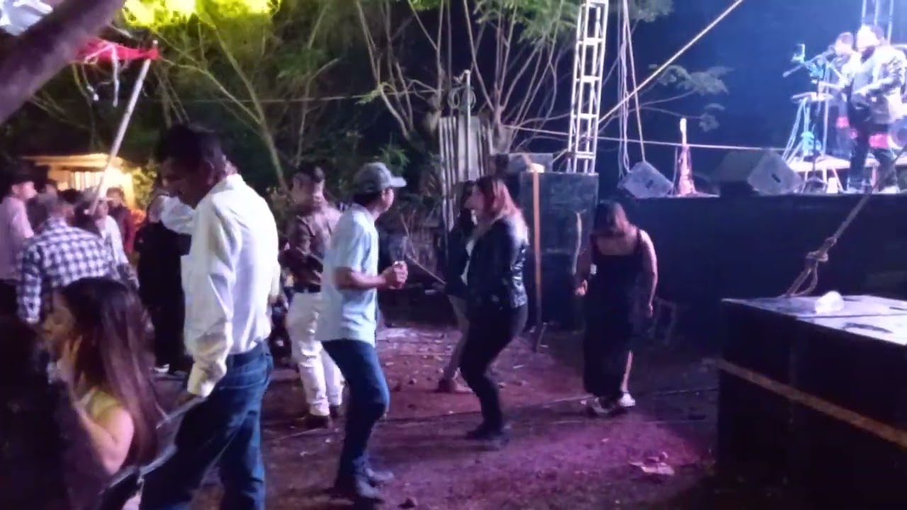 BAILE EN COAXILOAPA CON "CORAZON DE CRISTAL"