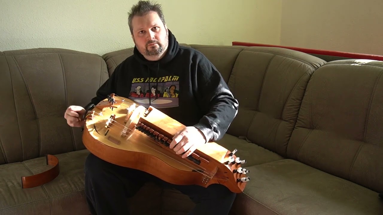 Gilotte, auf der Drehleier gespielt. Michael Praetorius, Terpsichore, 1612