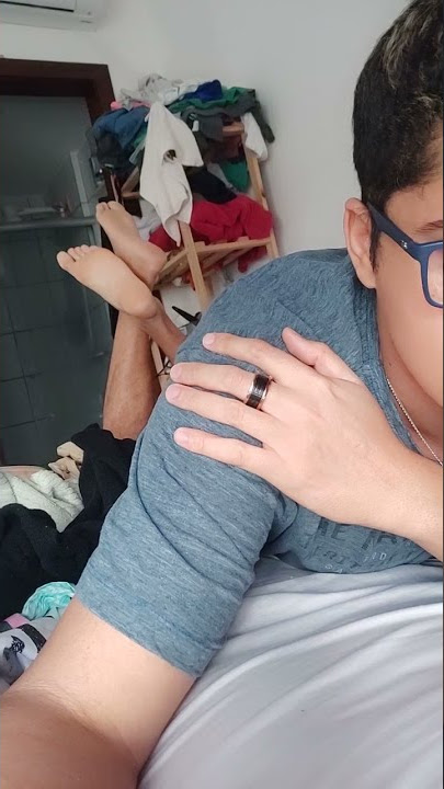 boy feet 02 - pés de menino  na cama