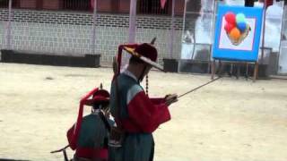 수원화성행궁 신풍루 앞 장용영군사의 활쏘기 시범 screenshot 4