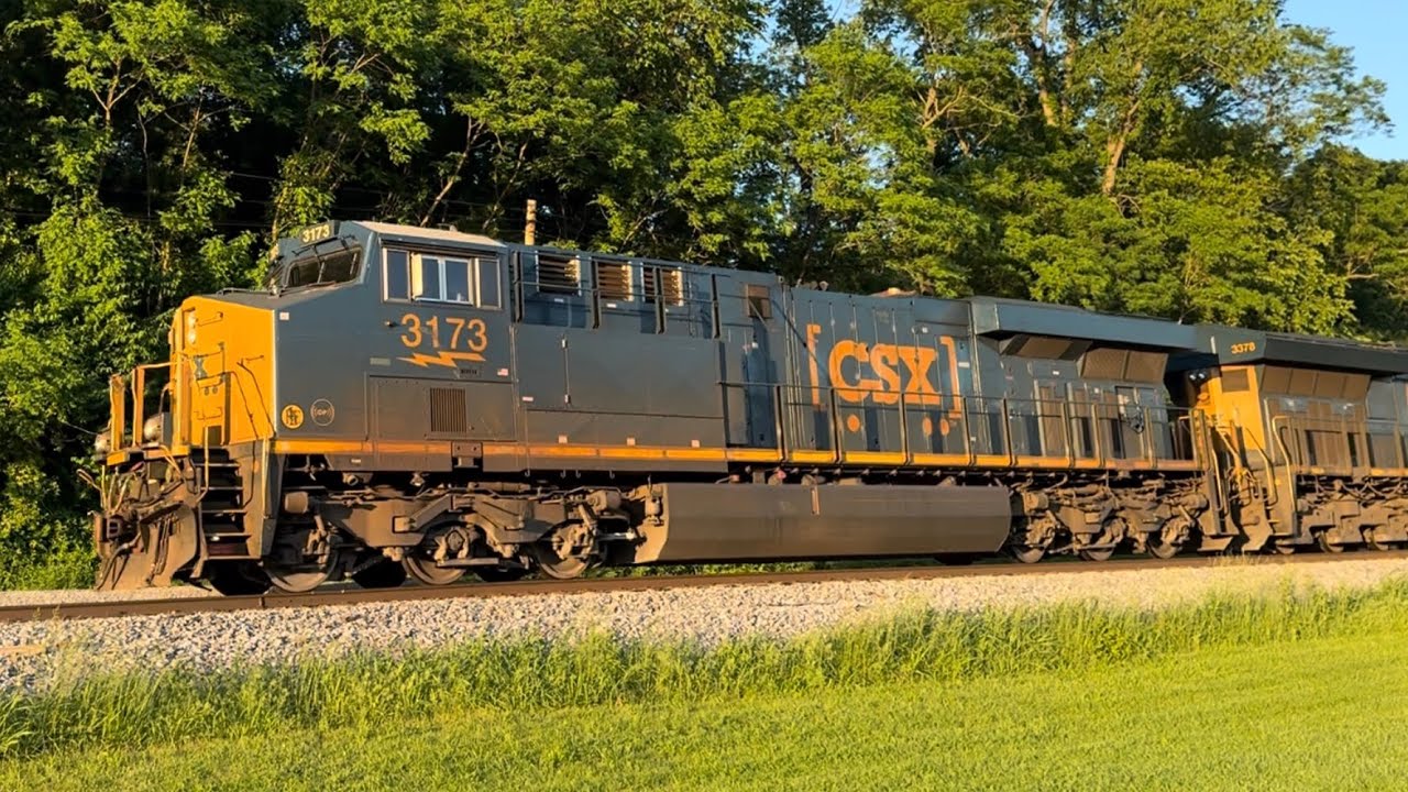 Two different GP40-2s on L148, CSX M316 with The P&LE Sticker unit ...