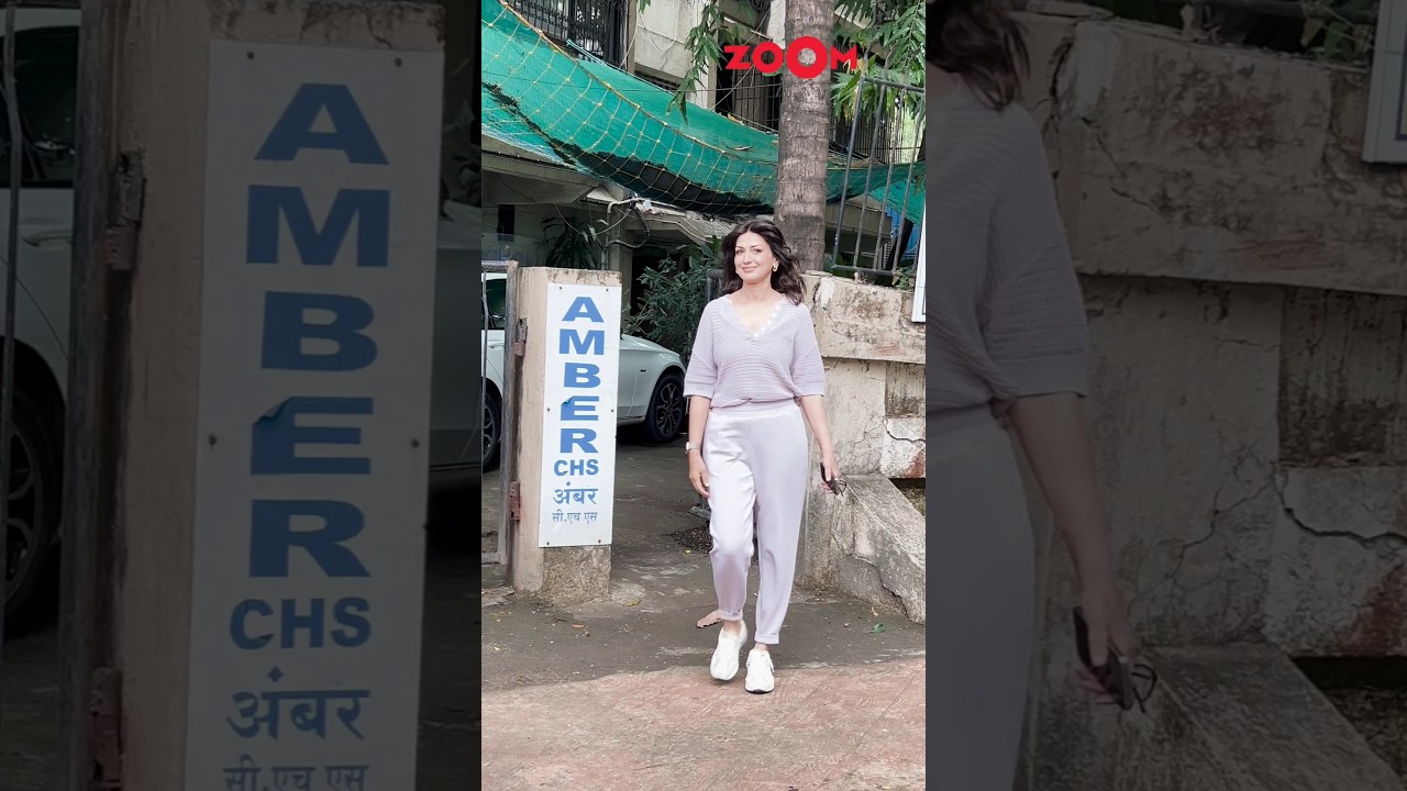 Sonali Bendre CUTELY smiles for the paps as spotted in the city 😍 