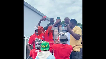 BALAAAH LA BALEKE AKISALIMIANA NA MASHABIKI WA SIMBA 