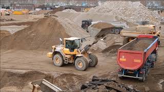 Radlader und LKW auf der Baustelle